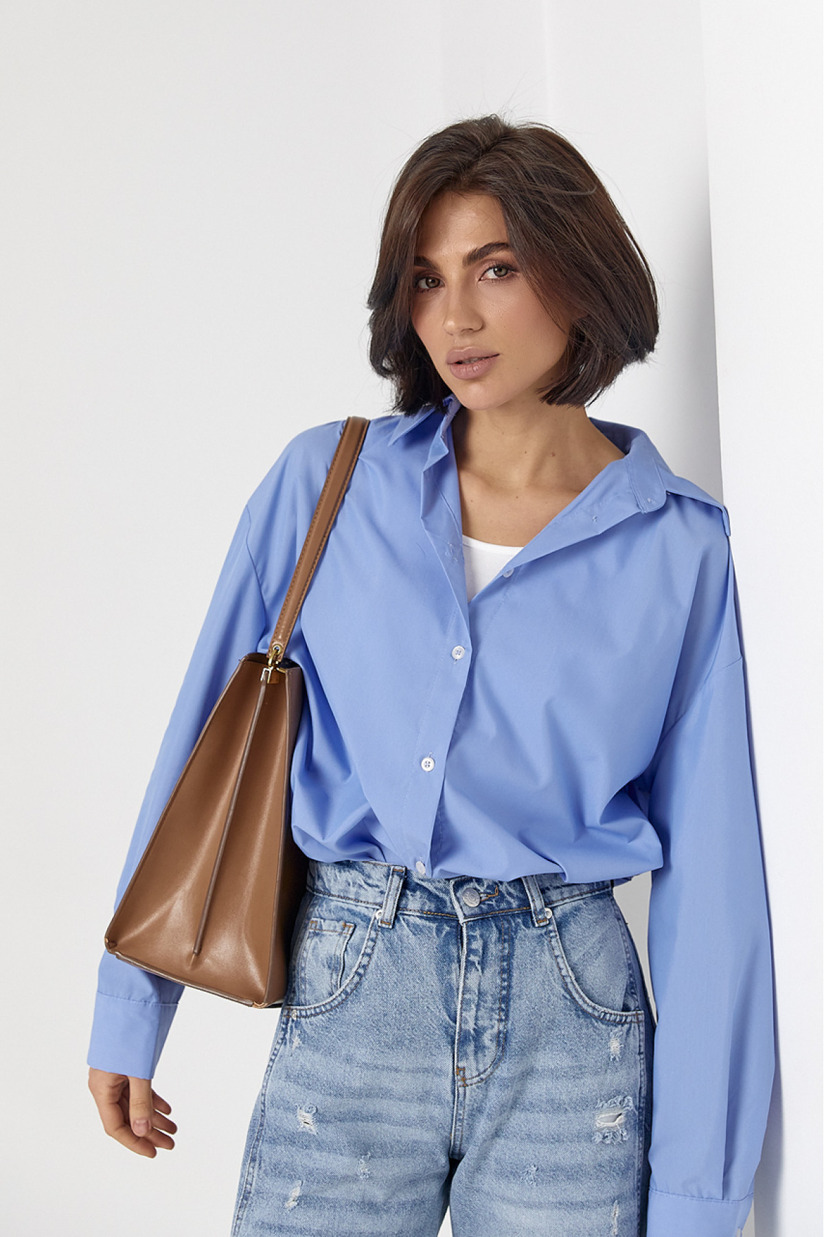 Класична однотонна жіноча сорочка з напівкруглим низом  блакитний колір