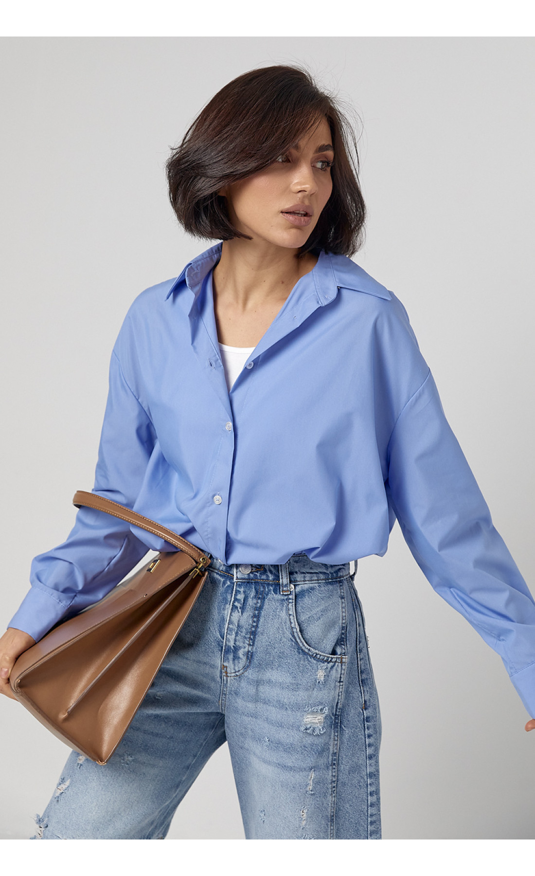 Класична однотонна жіноча сорочка з напівкруглим низом  блакитний колір