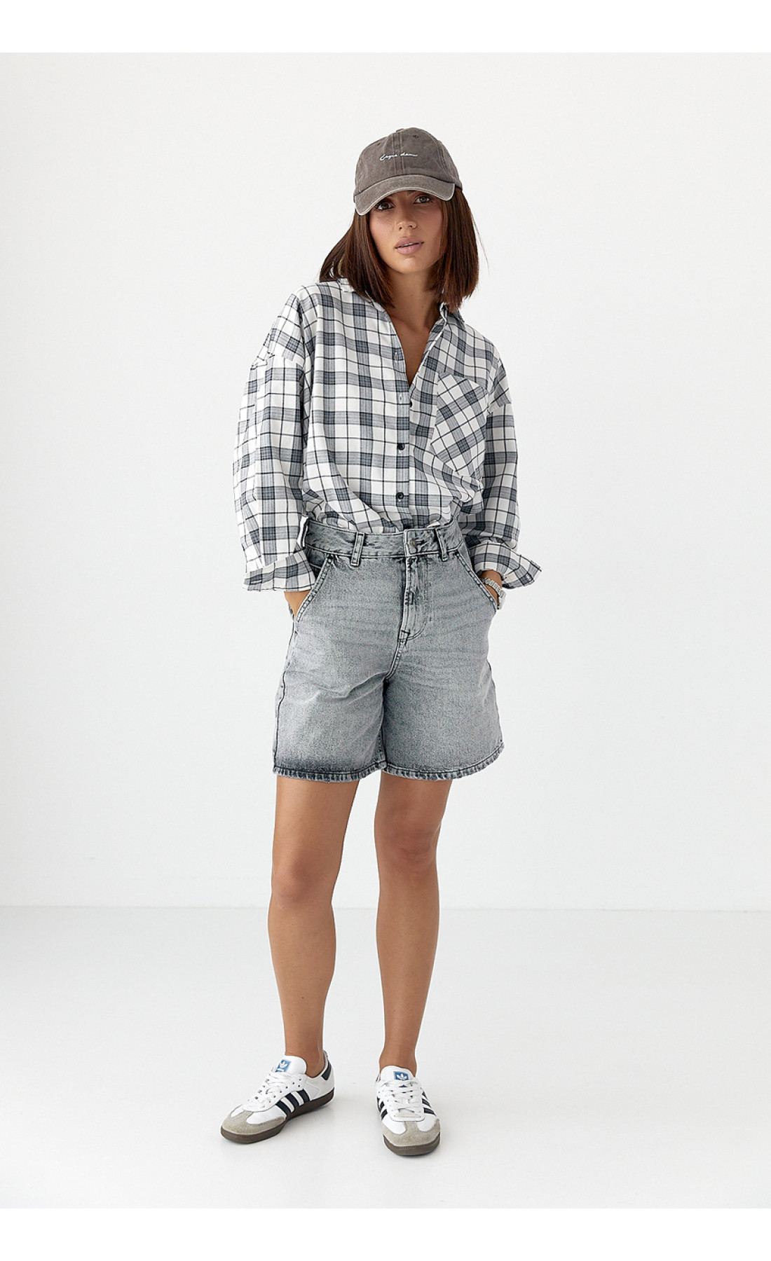 Жіноча сорочка в клітинку з кишенею  білий з чорним колір