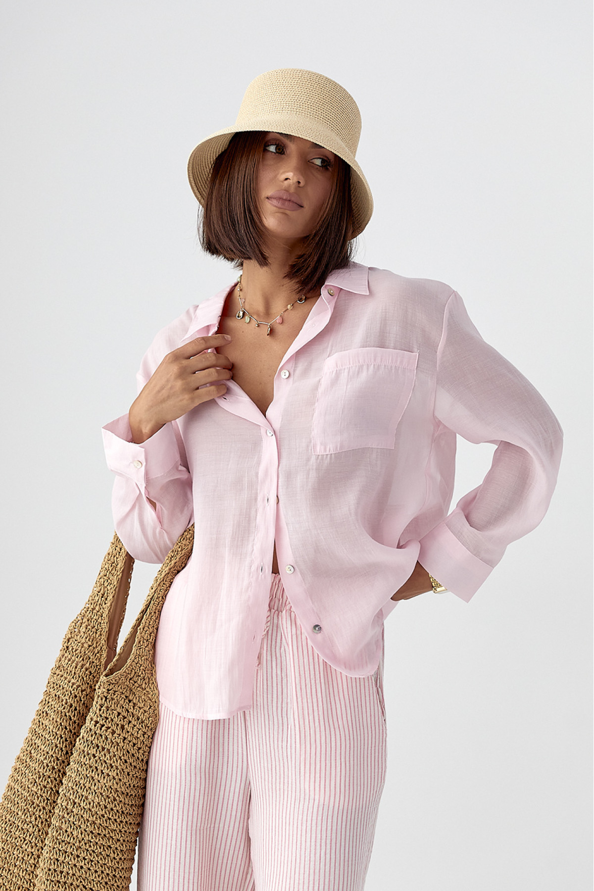 Прозора сорочка з декоративними ґудзиками на спині  рожевий колір