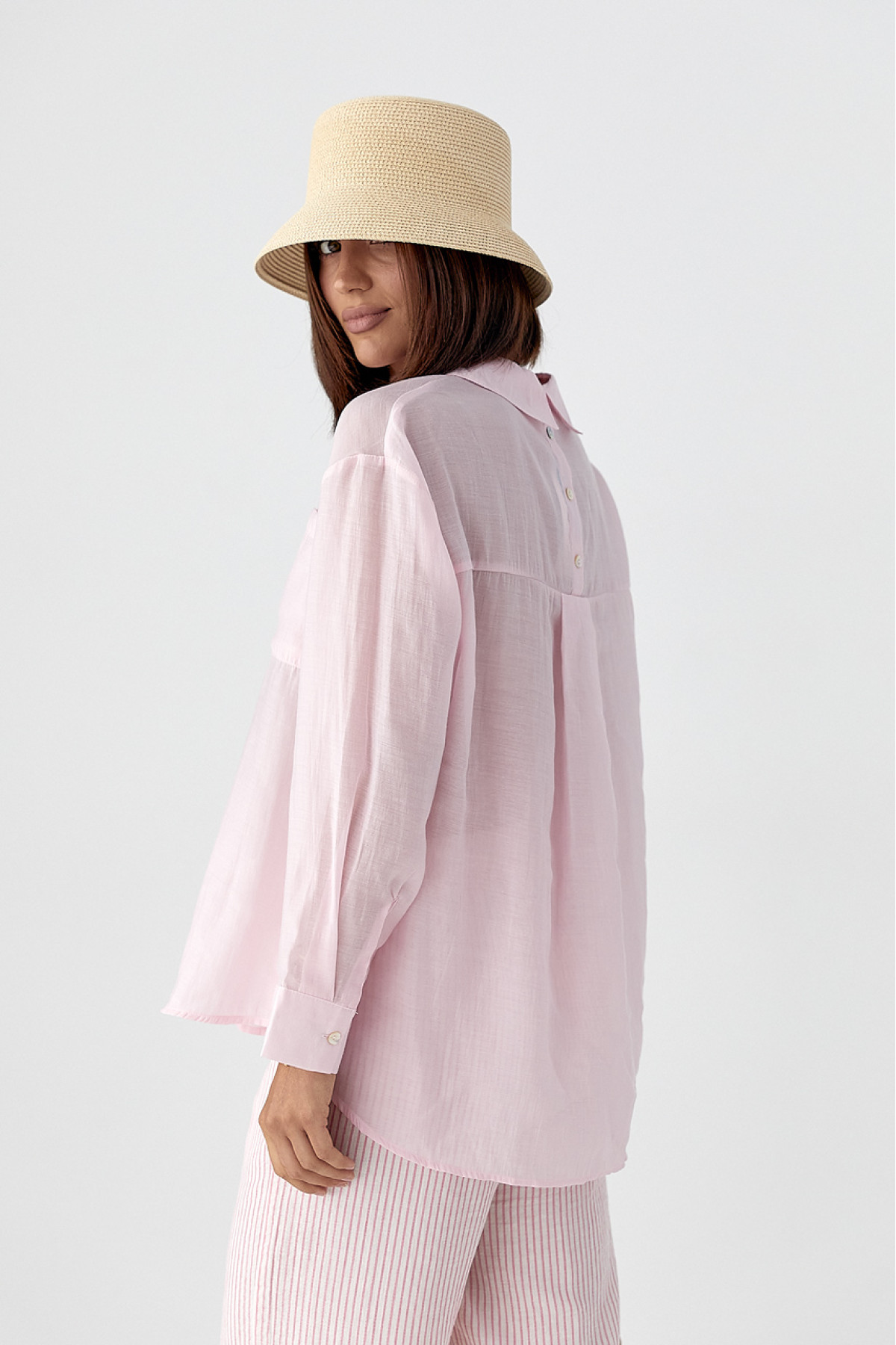 Прозора сорочка з декоративними ґудзиками на спині  рожевий колір