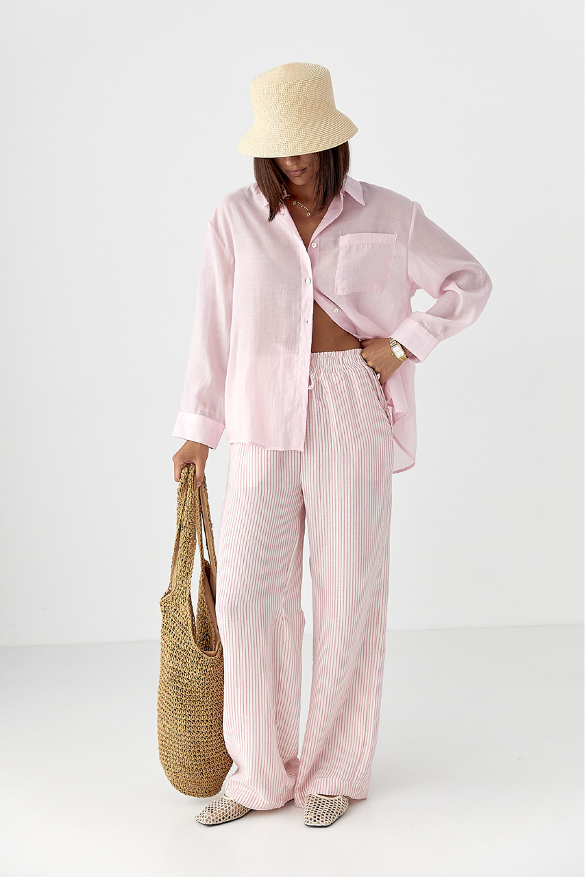 Прозора сорочка з декоративними ґудзиками на спині  рожевий колір