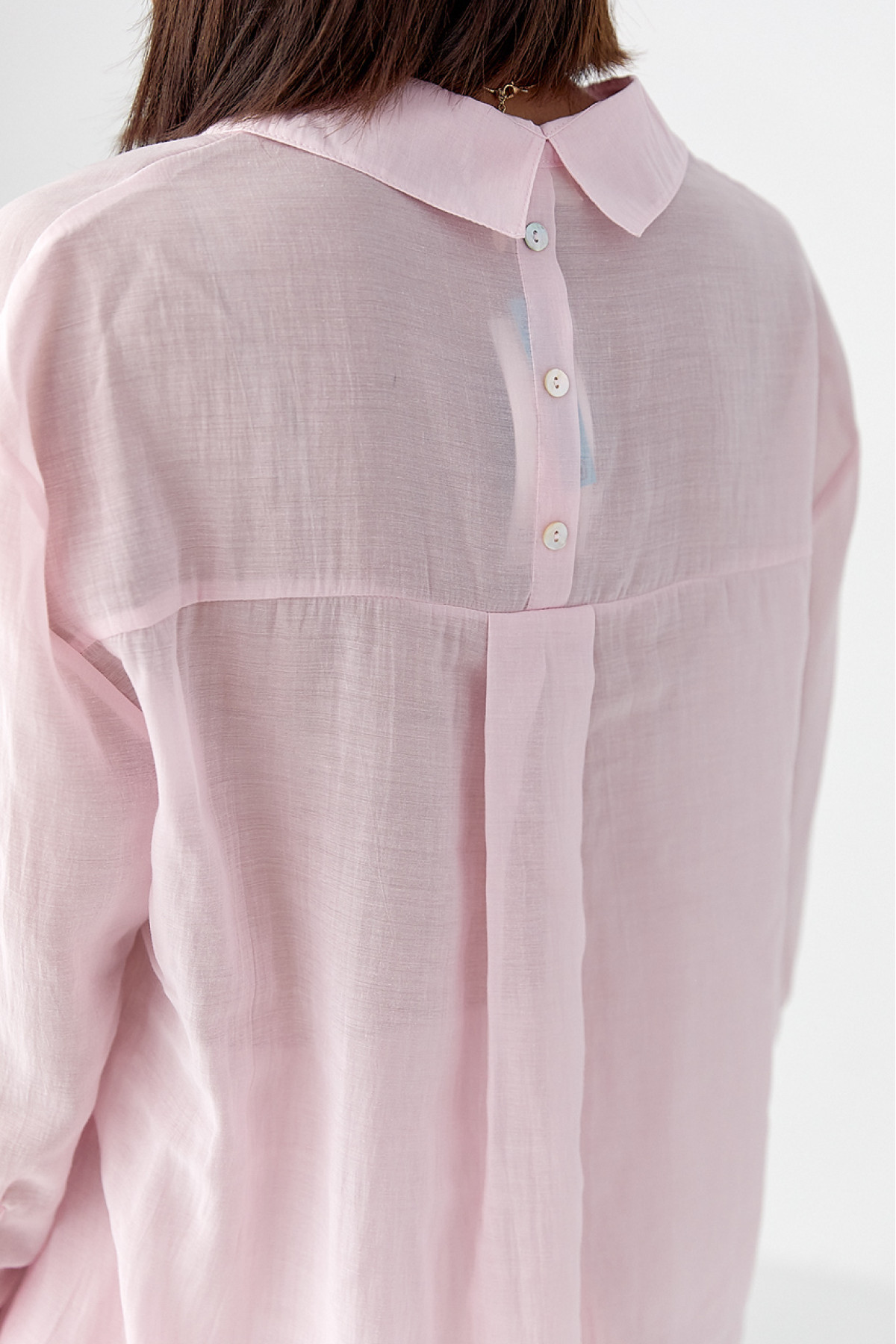 Прозора сорочка з декоративними ґудзиками на спині  рожевий колір
