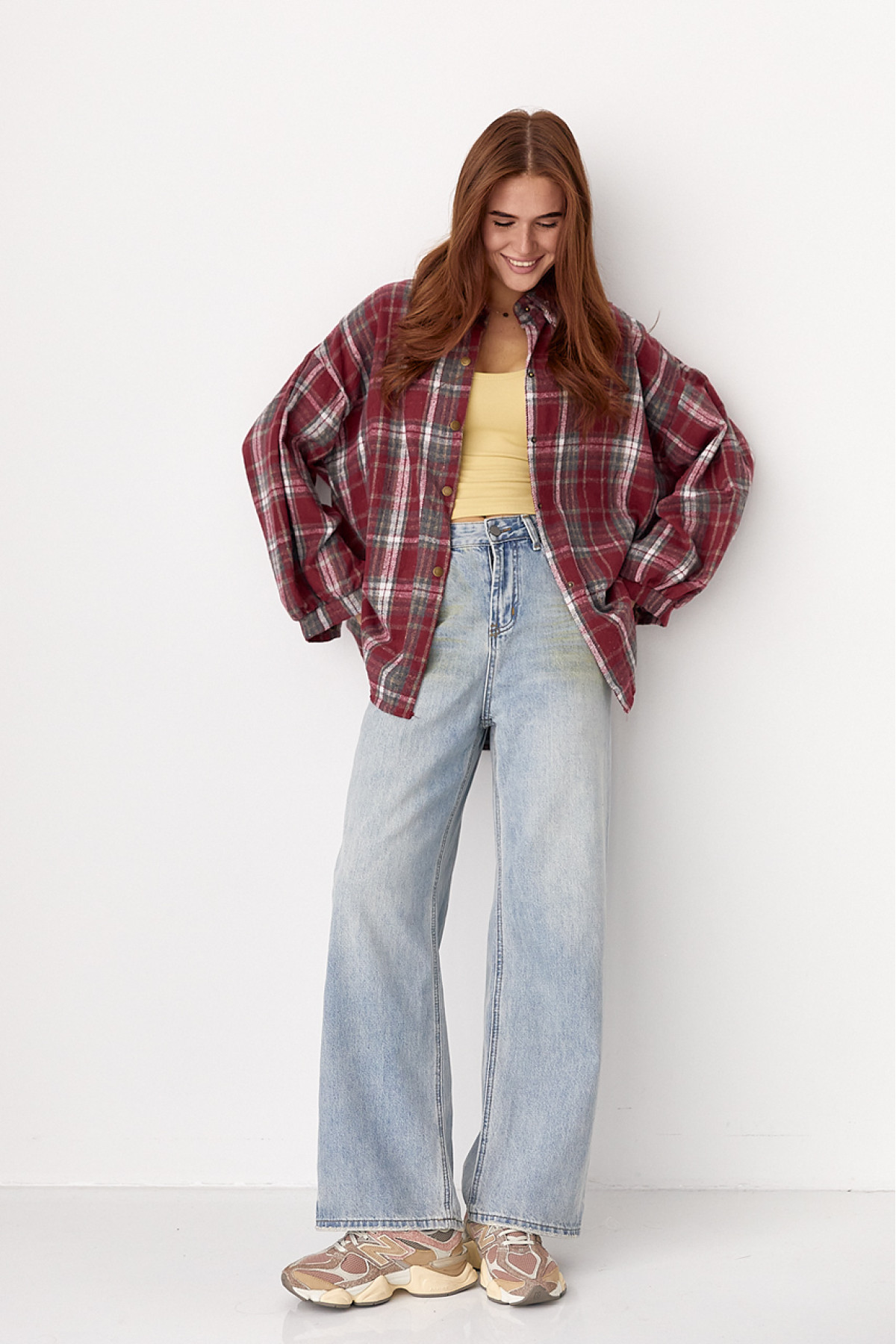 Картата сорочка на кнопках із напівкруглим низом  темночервоний колір