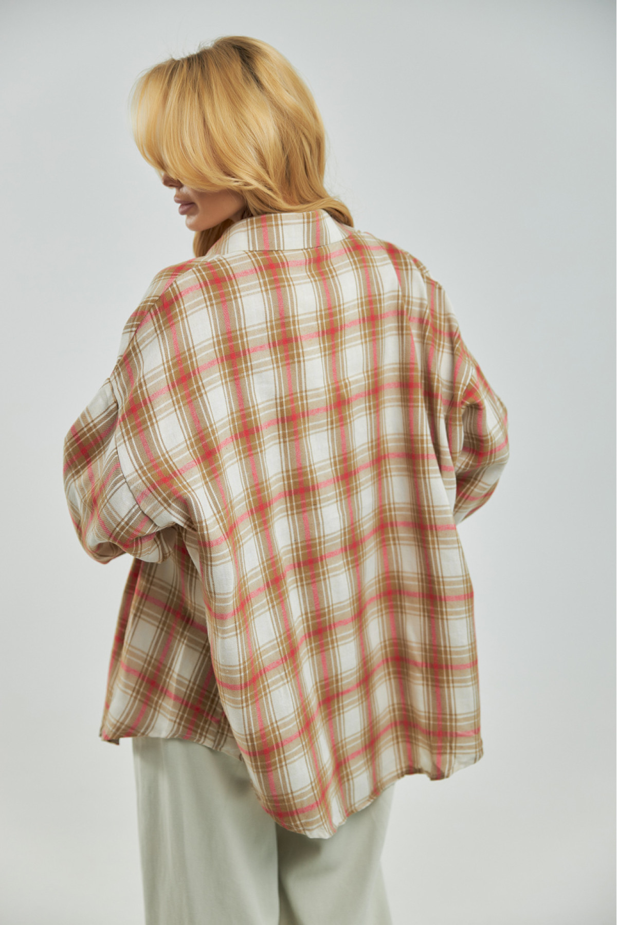 Картата сорочка на кнопках із подовженою спинкою  світлокоричневий колір