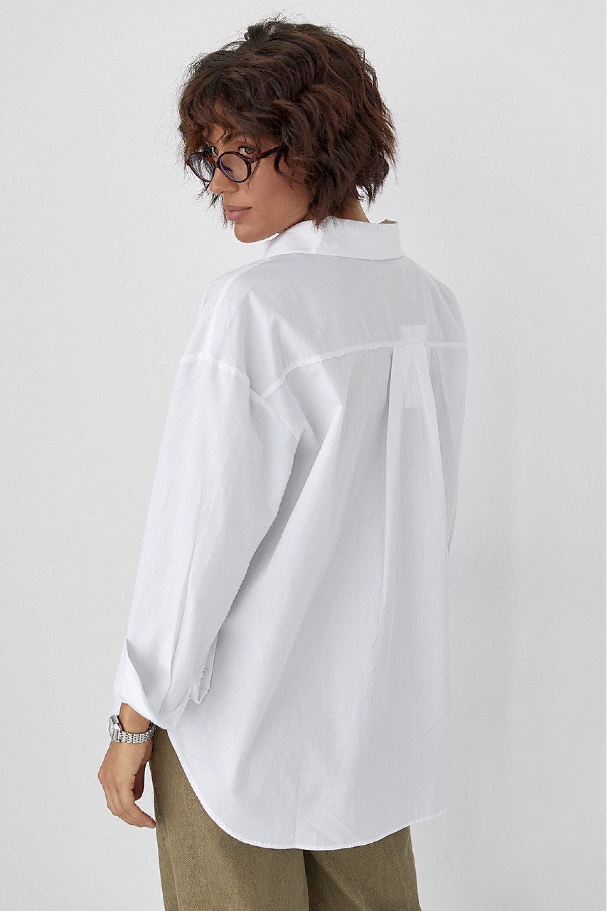 Класична однотонна сорочка з напівкруглим низом  білий колір