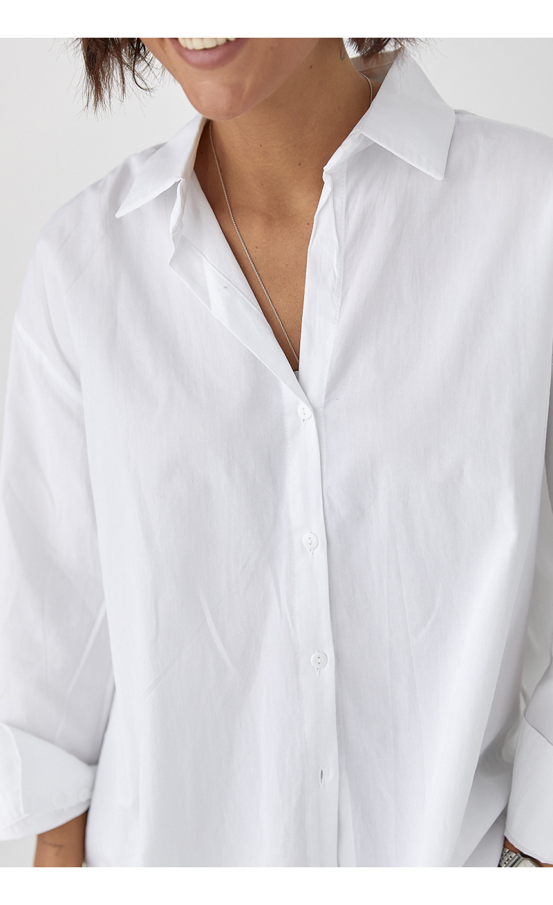 Класична однотонна сорочка з напівкруглим низом  білий колір