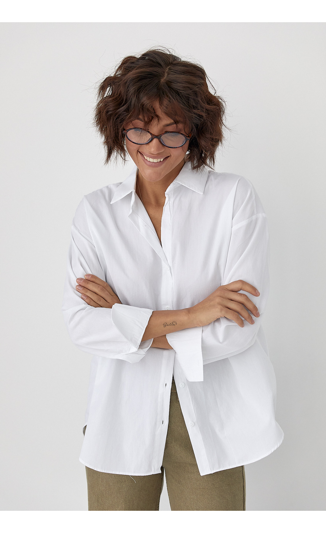 Класична однотонна сорочка з напівкруглим низом  білий колір