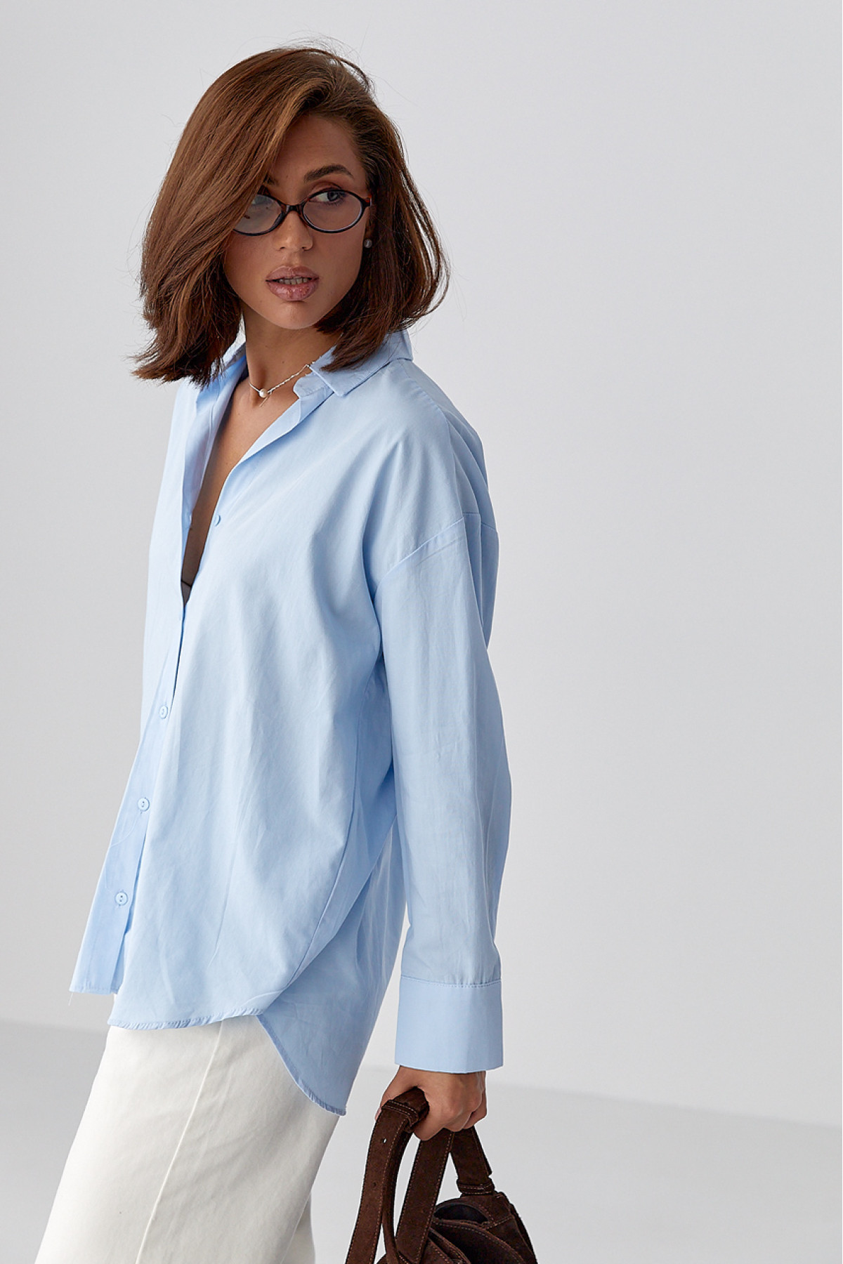 Класична однотонна сорочка з напівкруглим низом  блакитний колір
