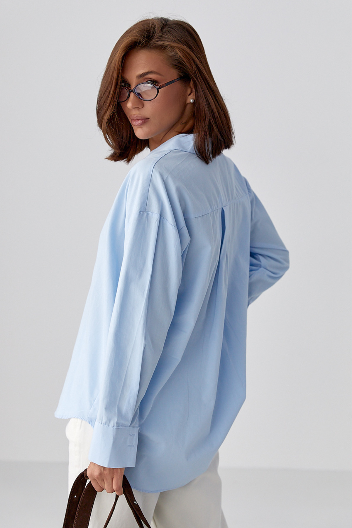Класична однотонна сорочка з напівкруглим низом  блакитний колір