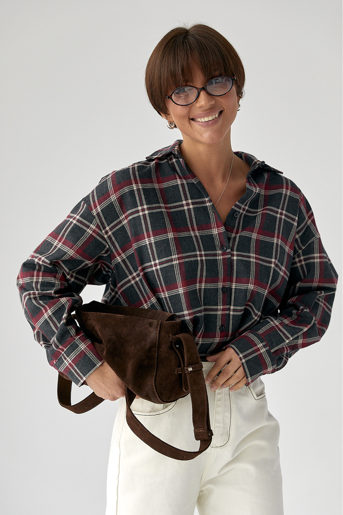 Жіноча сорочка в клітку з подовженою спинкою  темносірий колір