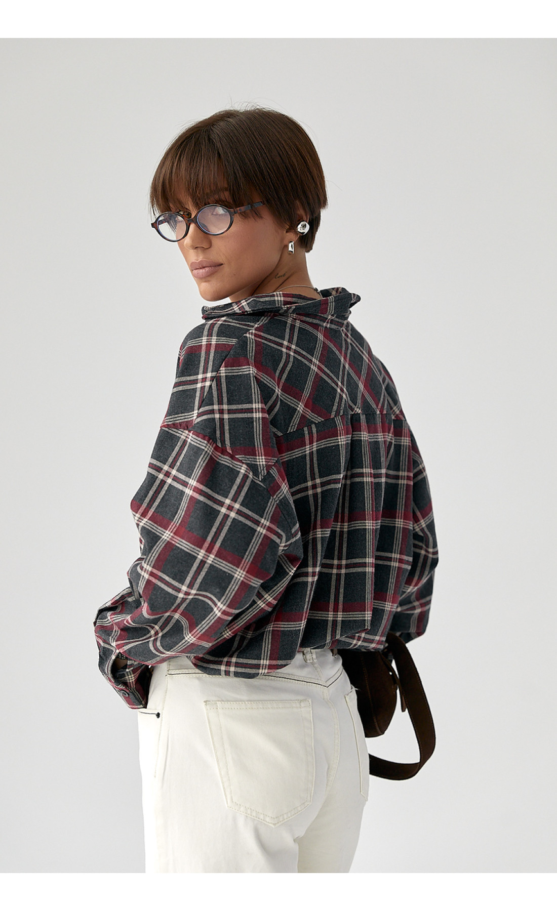 Жіноча сорочка в клітку з подовженою спинкою  темносірий колір