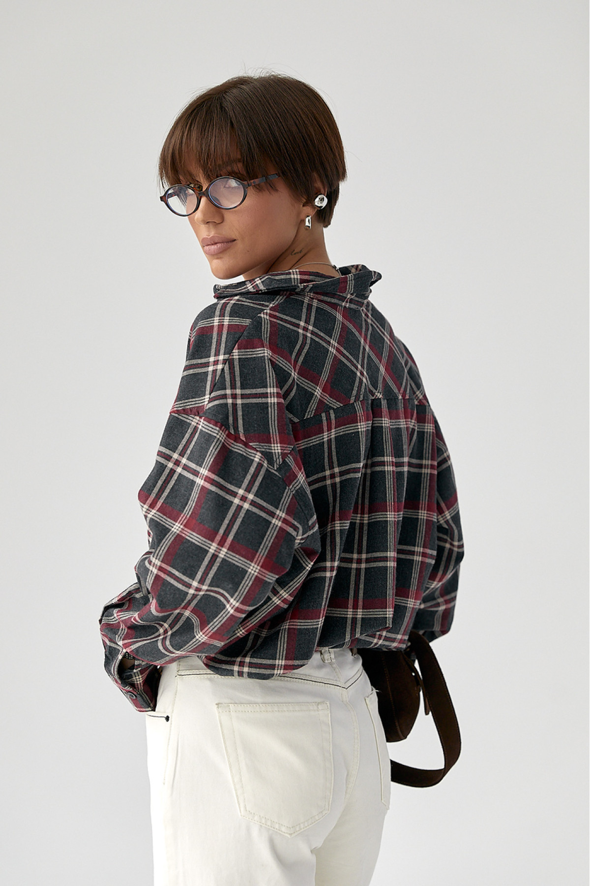 Жіноча сорочка в клітку з подовженою спинкою  темносірий колір