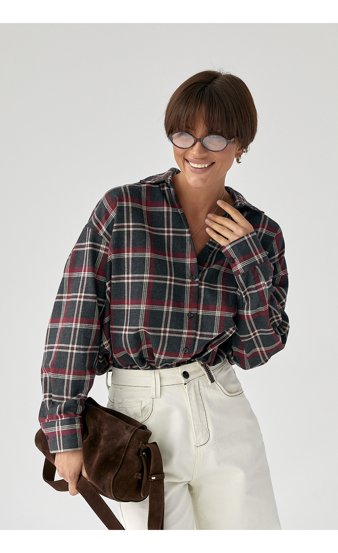 Жіноча сорочка в клітку з подовженою спинкою  темносірий колір