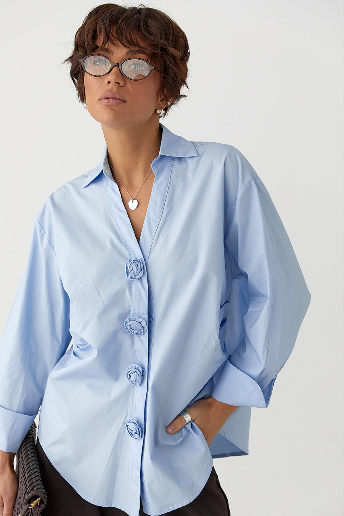 Класична сорочка з трояндами на ґудзиках  блакитний колір