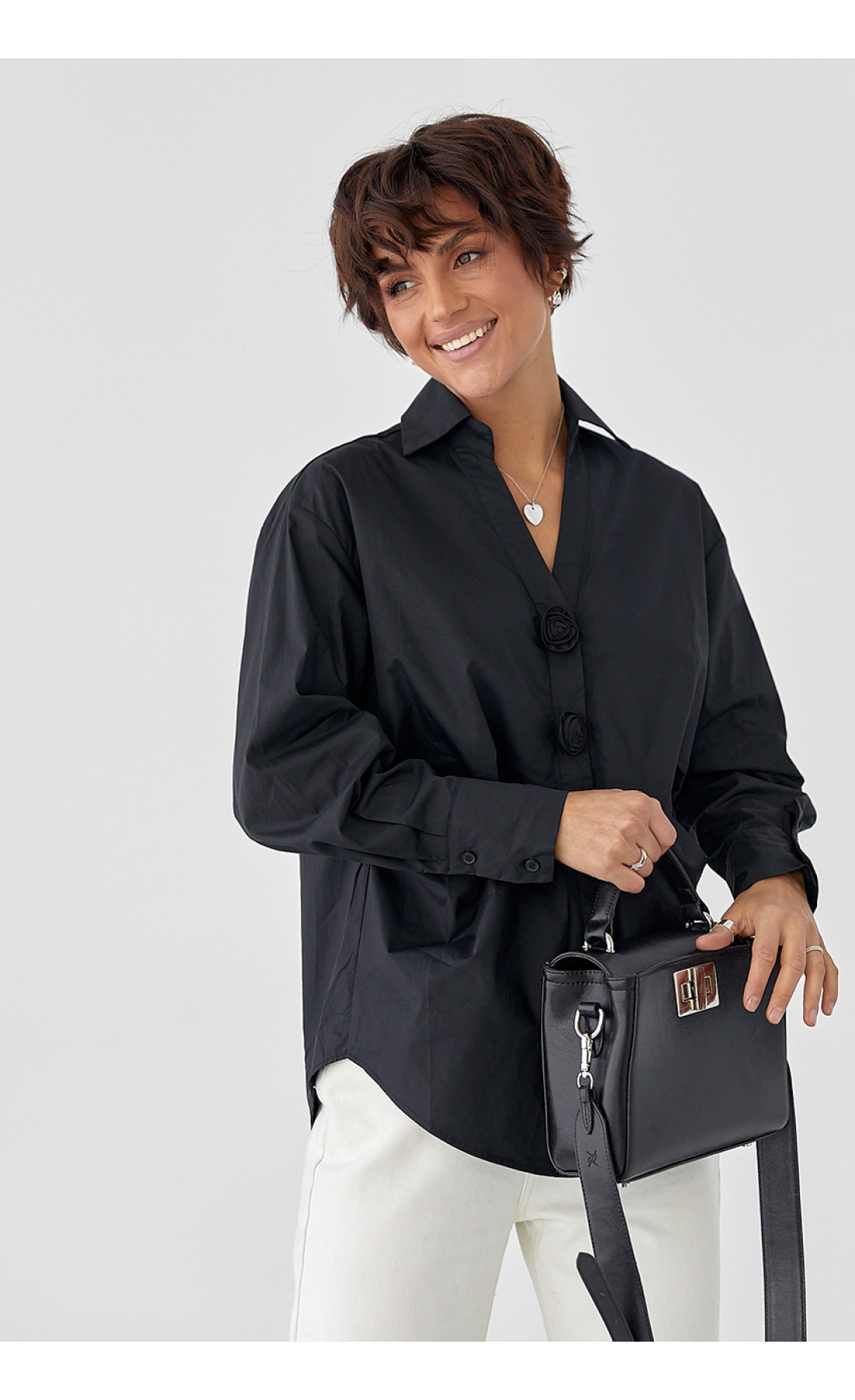 Класична сорочка з трояндами на ґудзиках  чорний колір