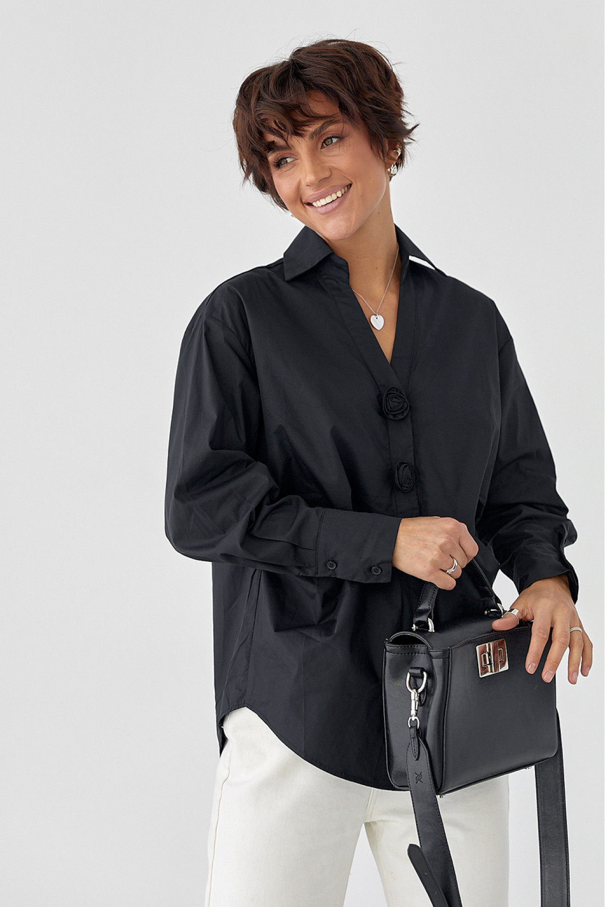 Класична сорочка з трояндами на ґудзиках  чорний колір