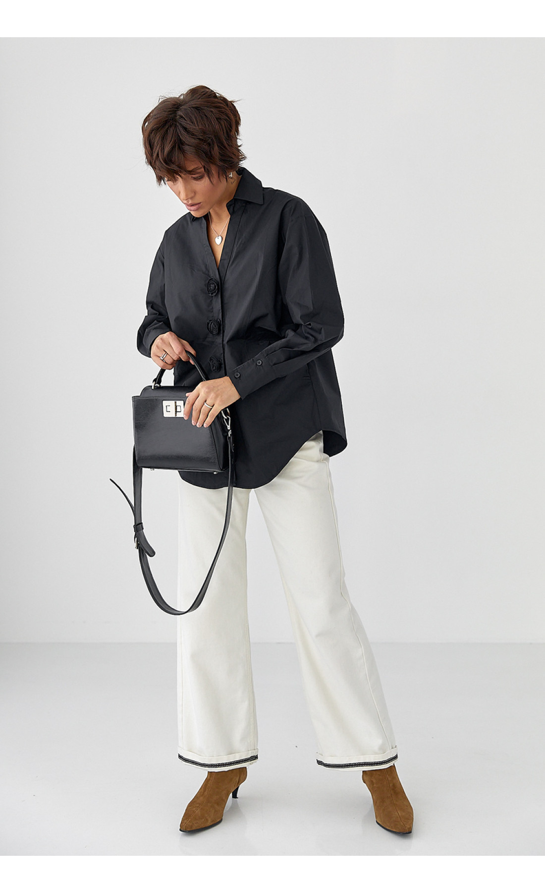 Класична сорочка з трояндами на ґудзиках  чорний колір