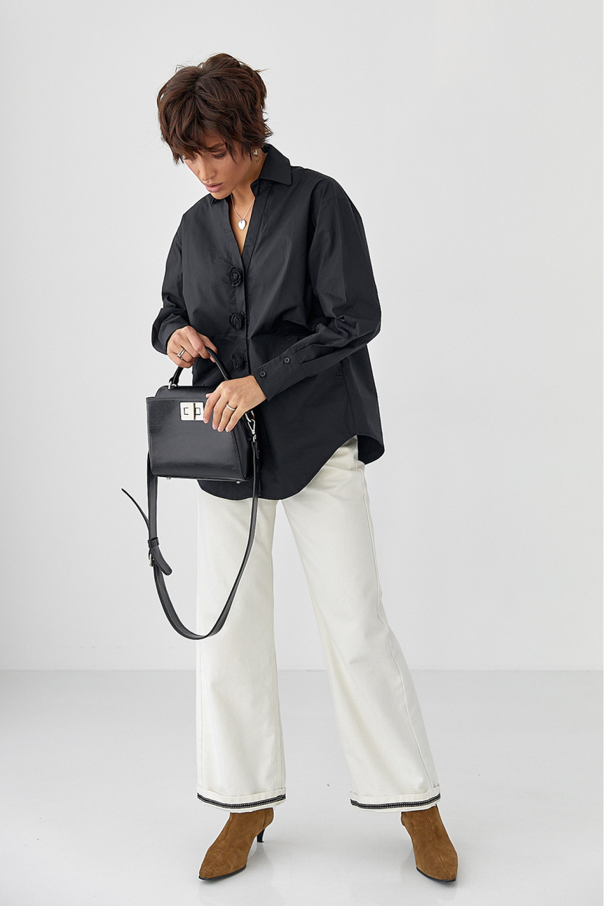 Класична сорочка з трояндами на ґудзиках  чорний колір