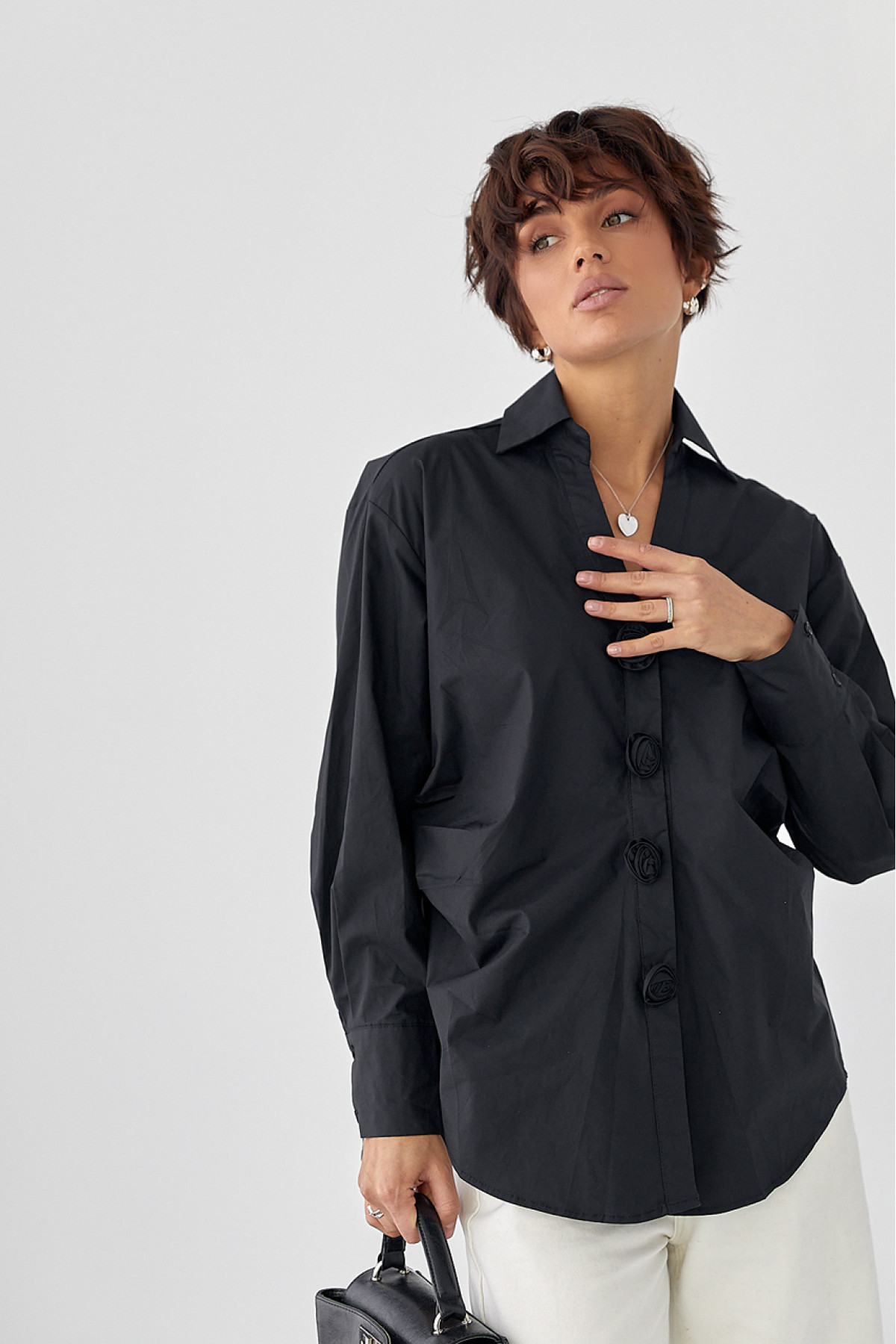 Класична сорочка з трояндами на ґудзиках  чорний колір