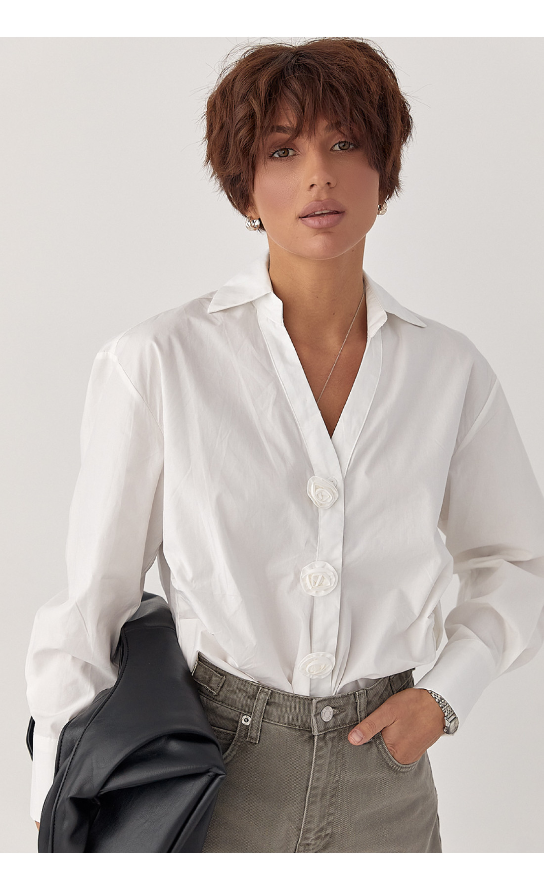 Класична сорочка з трояндами на ґудзиках  молочний колір