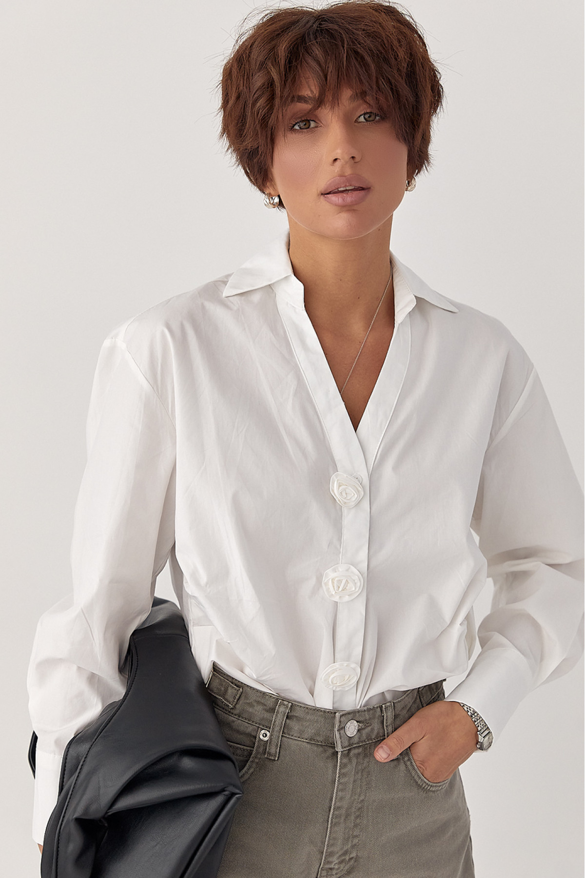 Класична сорочка з трояндами на ґудзиках  молочний колір