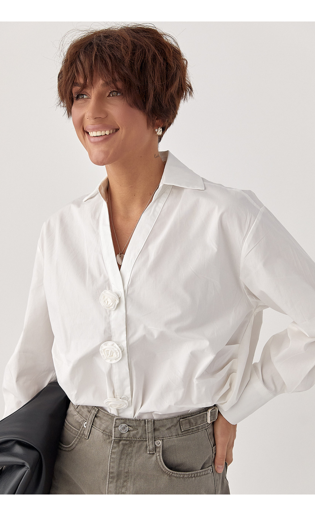 Класична сорочка з трояндами на ґудзиках  молочний колір