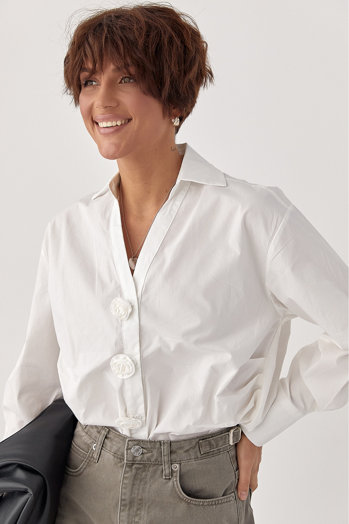 Класична сорочка з трояндами на ґудзиках  молочний колір