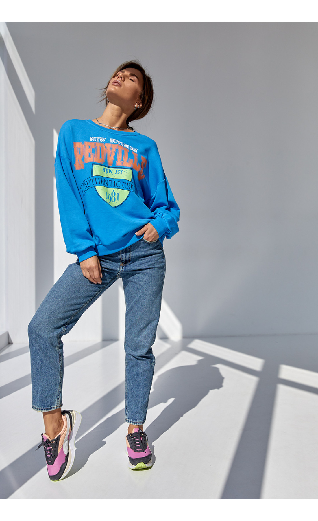 Жіночий трикотажний світшот з яскравим принтом  джинс колір