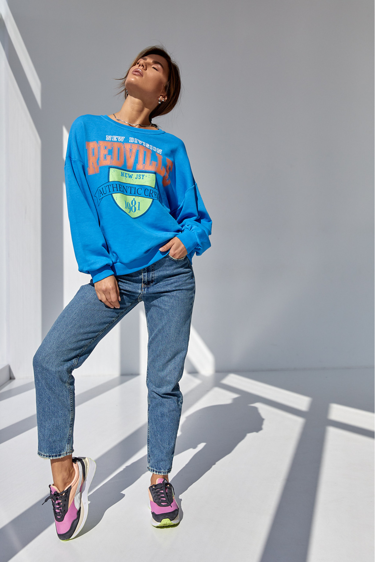 Жіночий трикотажний світшот з яскравим принтом  джинс колір