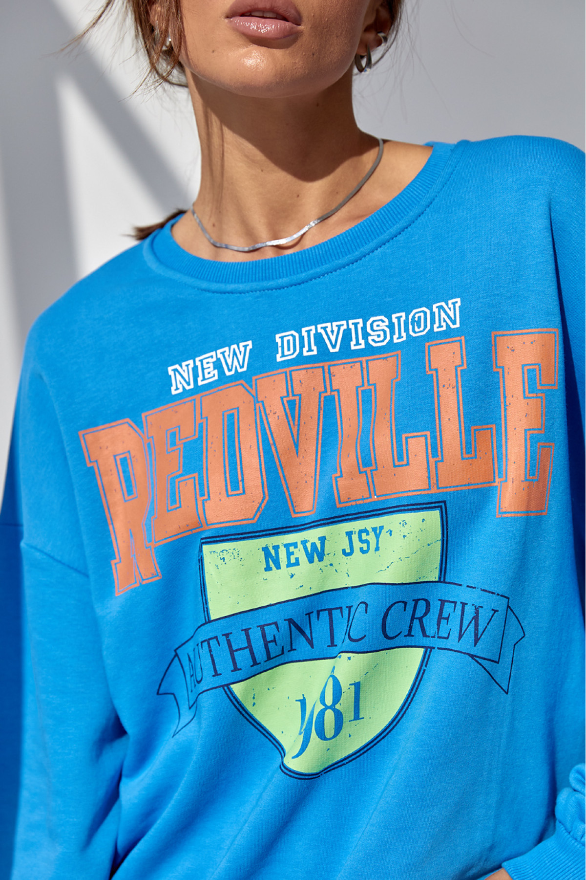 Жіночий трикотажний світшот з яскравим принтом  джинс колір