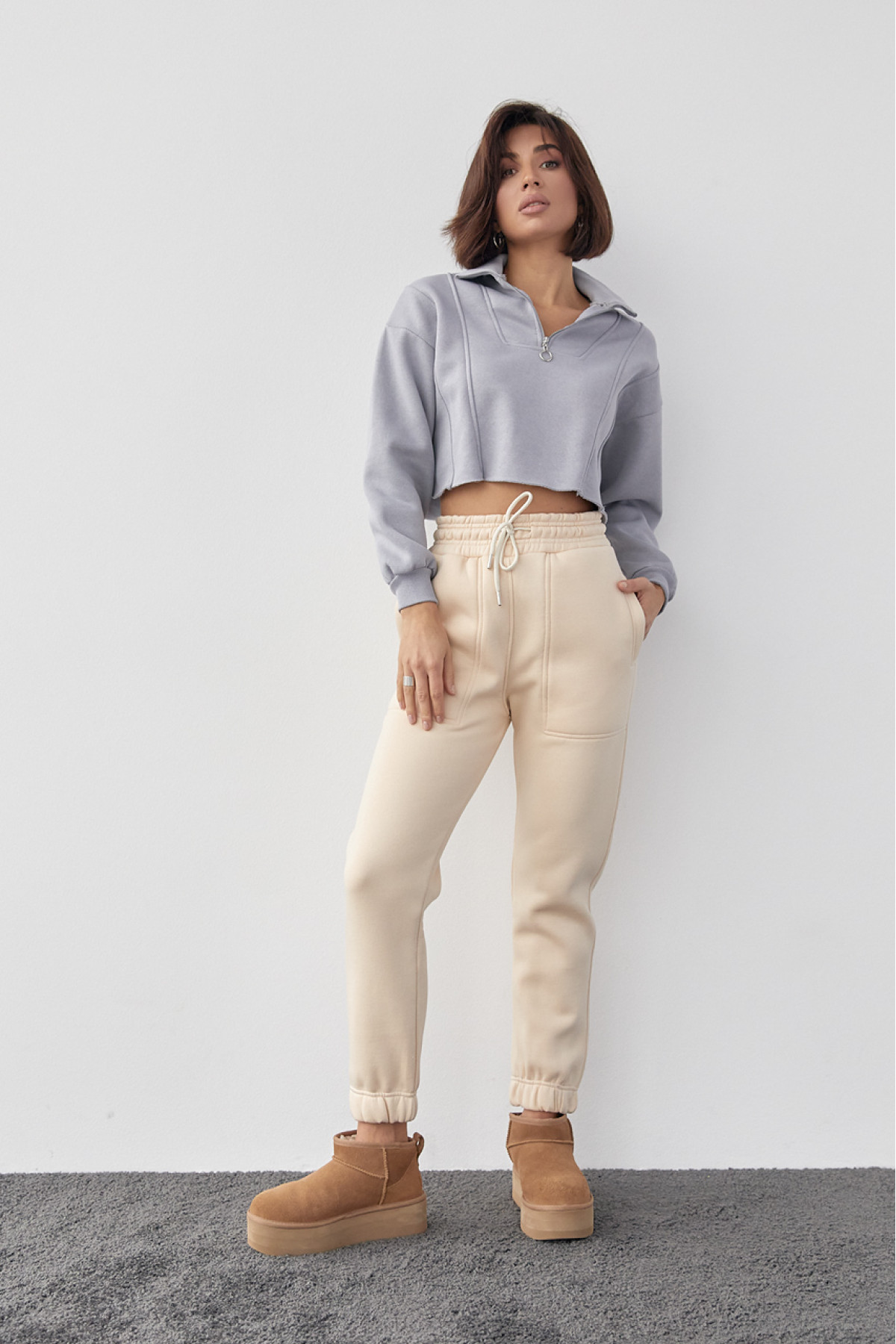 Короткий жіночий світшот із блискавкою на горловині  сірий колір