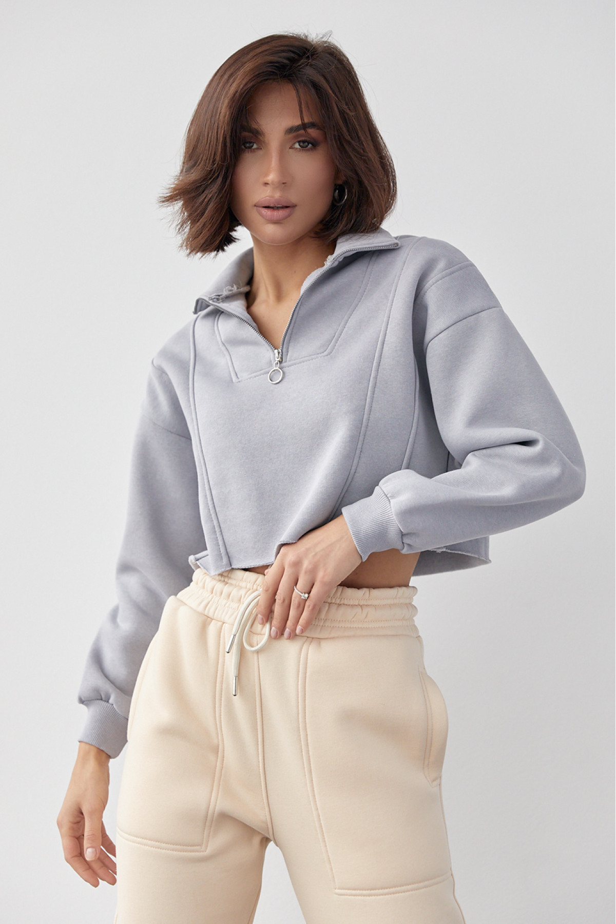 Короткий жіночий світшот із блискавкою на горловині  сірий колір