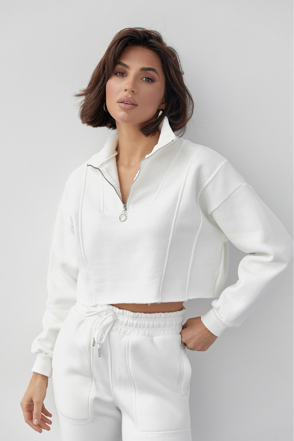 Короткий жіночий світшот із блискавкою на горловині  молочний колір