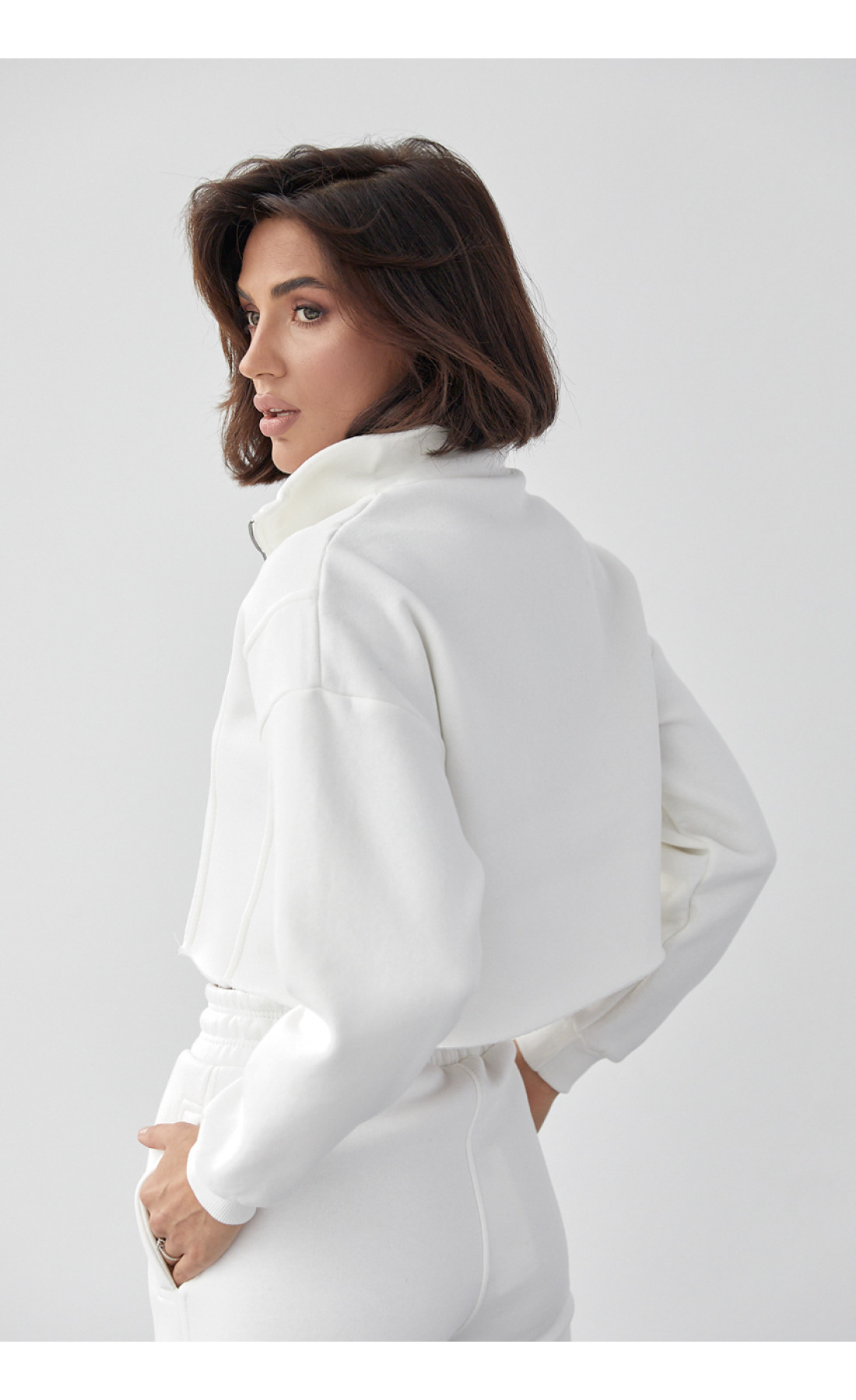 Короткий жіночий світшот із блискавкою на горловині  молочний колір