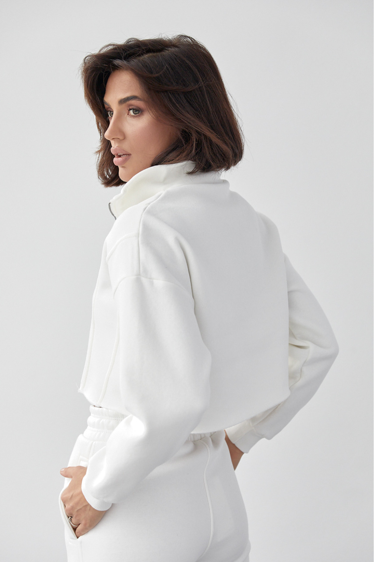 Короткий жіночий світшот із блискавкою на горловині  молочний колір