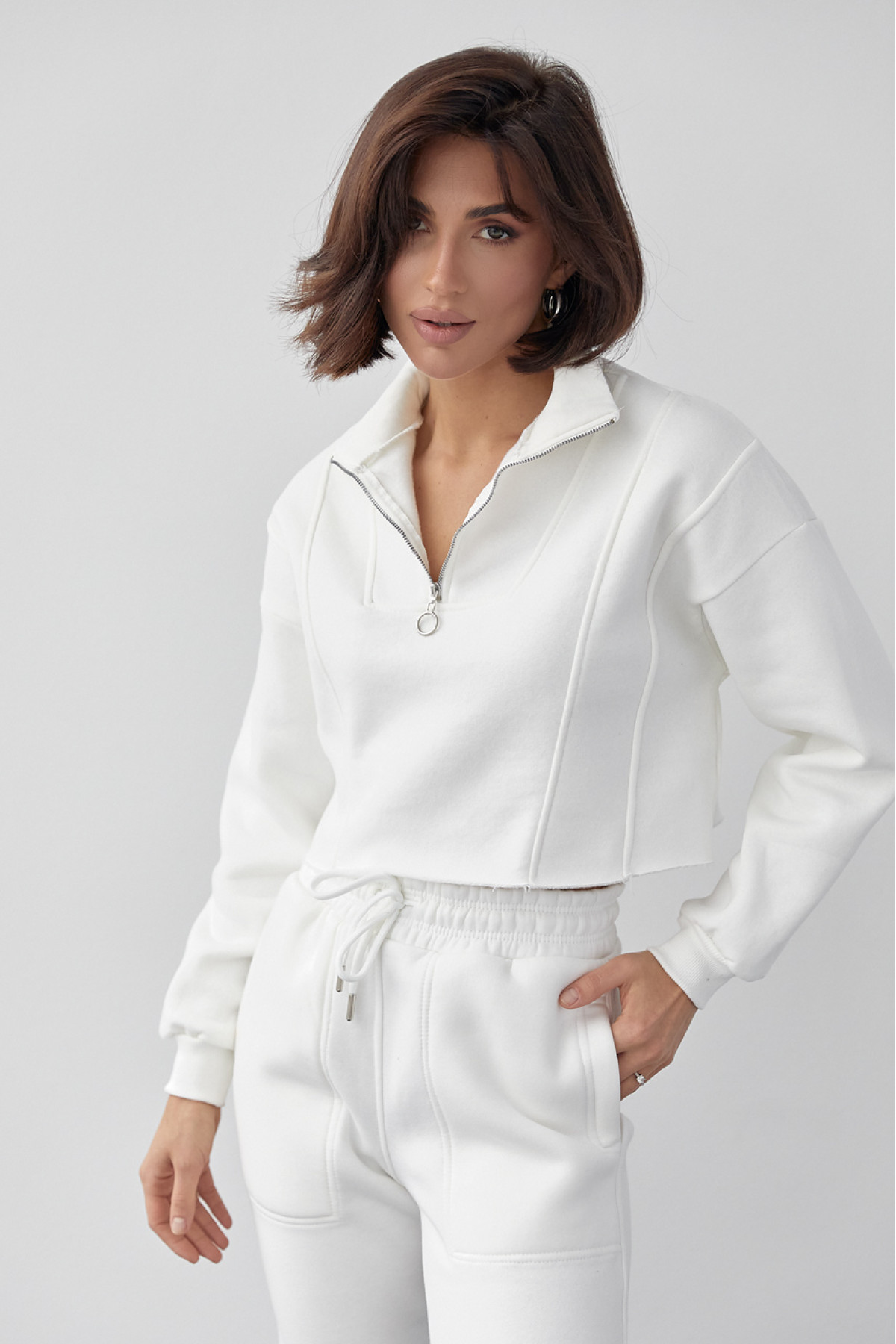 Короткий жіночий світшот із блискавкою на горловині  молочний колір