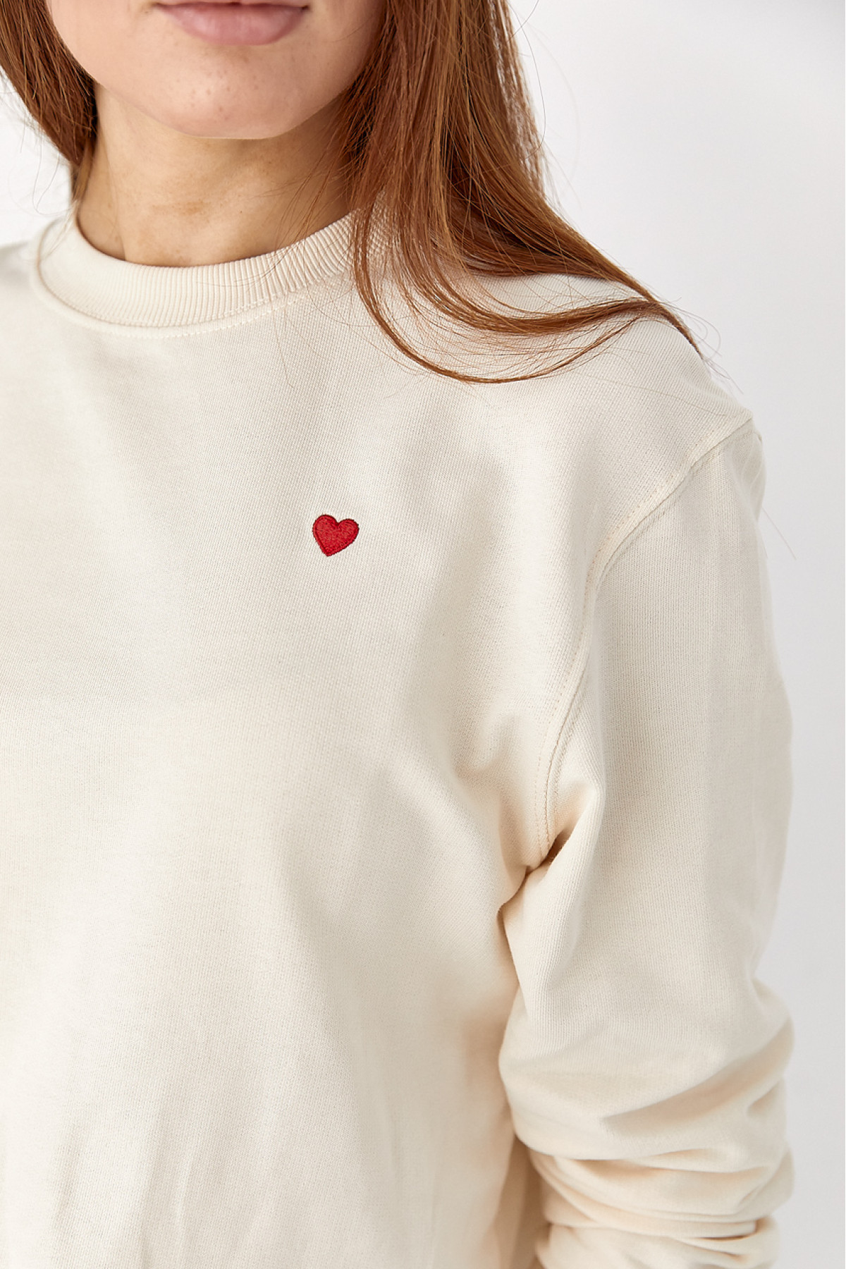 Однотонний світшот із сердечком  кремовий колір