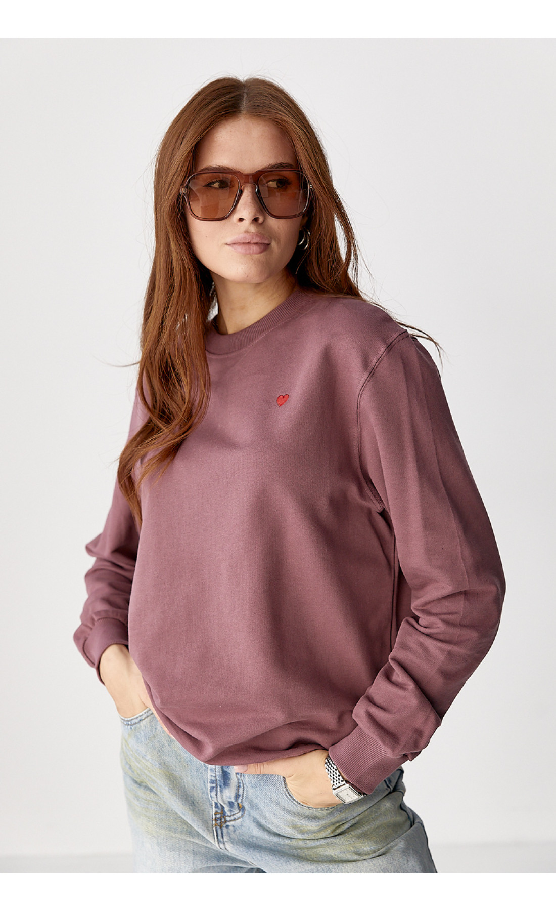 Однотонний світшот із сердечком  бордо колір