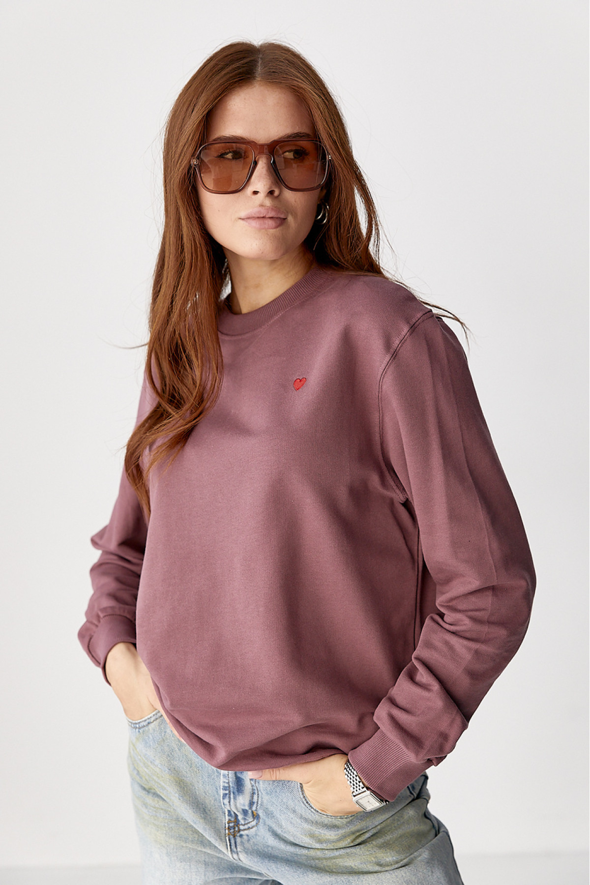 Однотонний світшот із сердечком  бордо колір