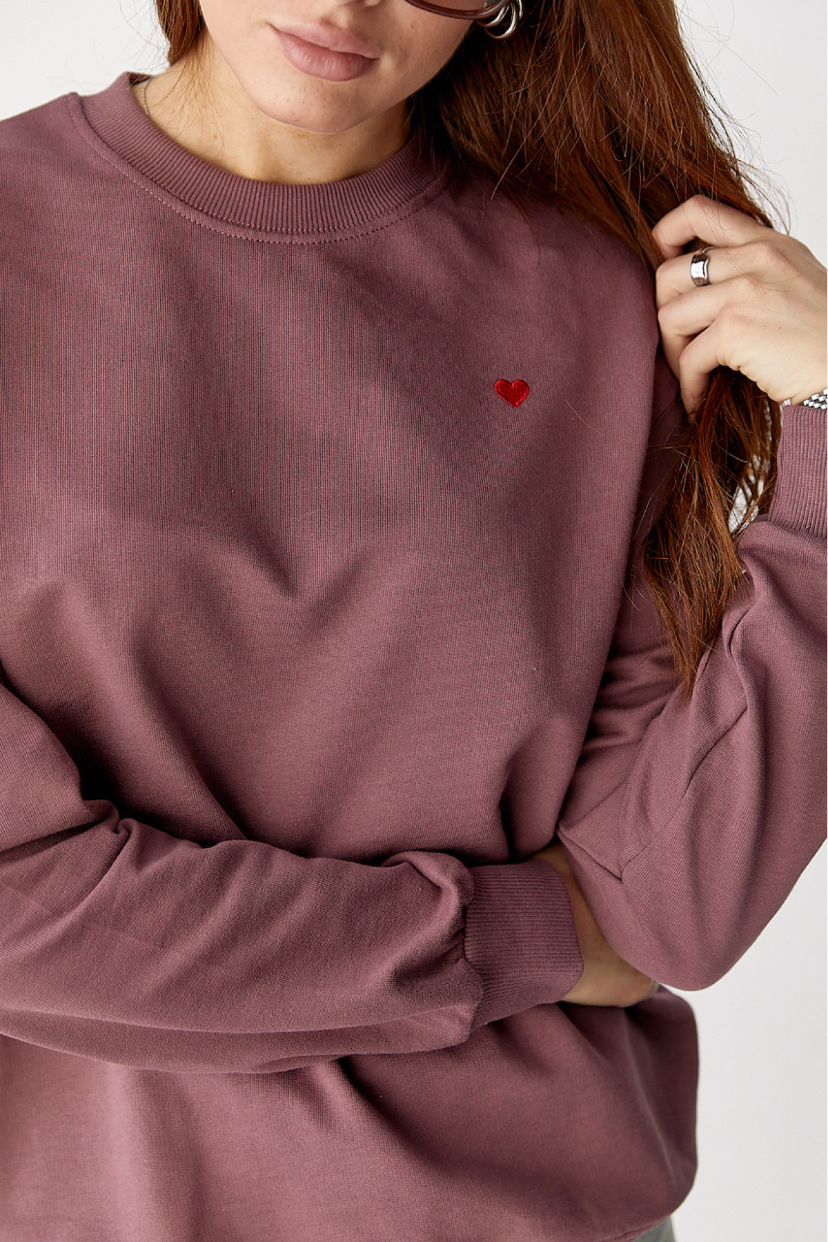 Однотонний світшот із сердечком  бордо колір