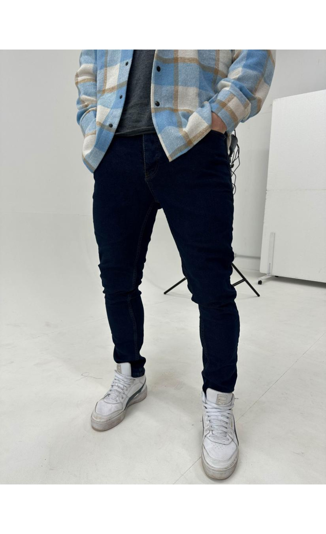 Темно-сині однотонні завужені джинси