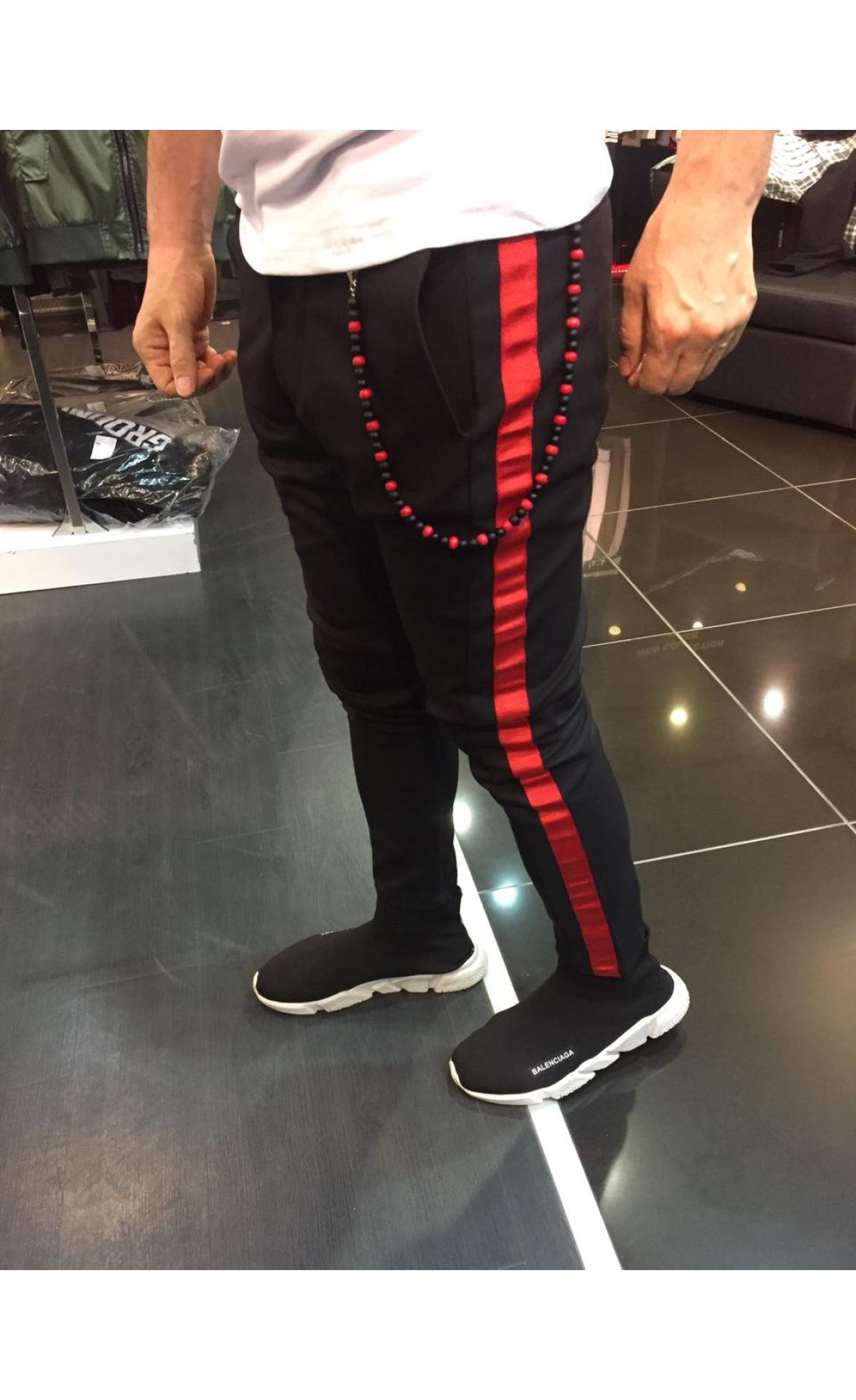 Чорні завужені чоловічі штани з червоною смужкою