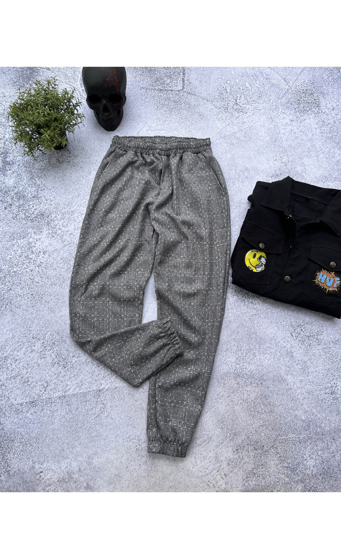 Чоловічі сірі штани на манжетах в клітинку