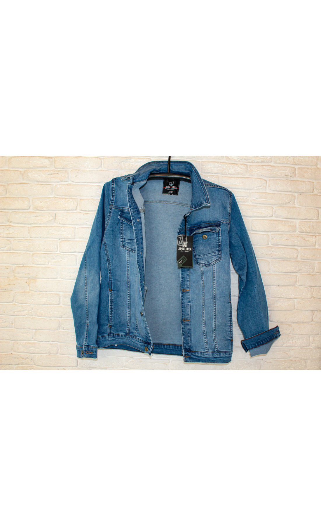 Блакитна джинсова куртка з черепом зі стразів