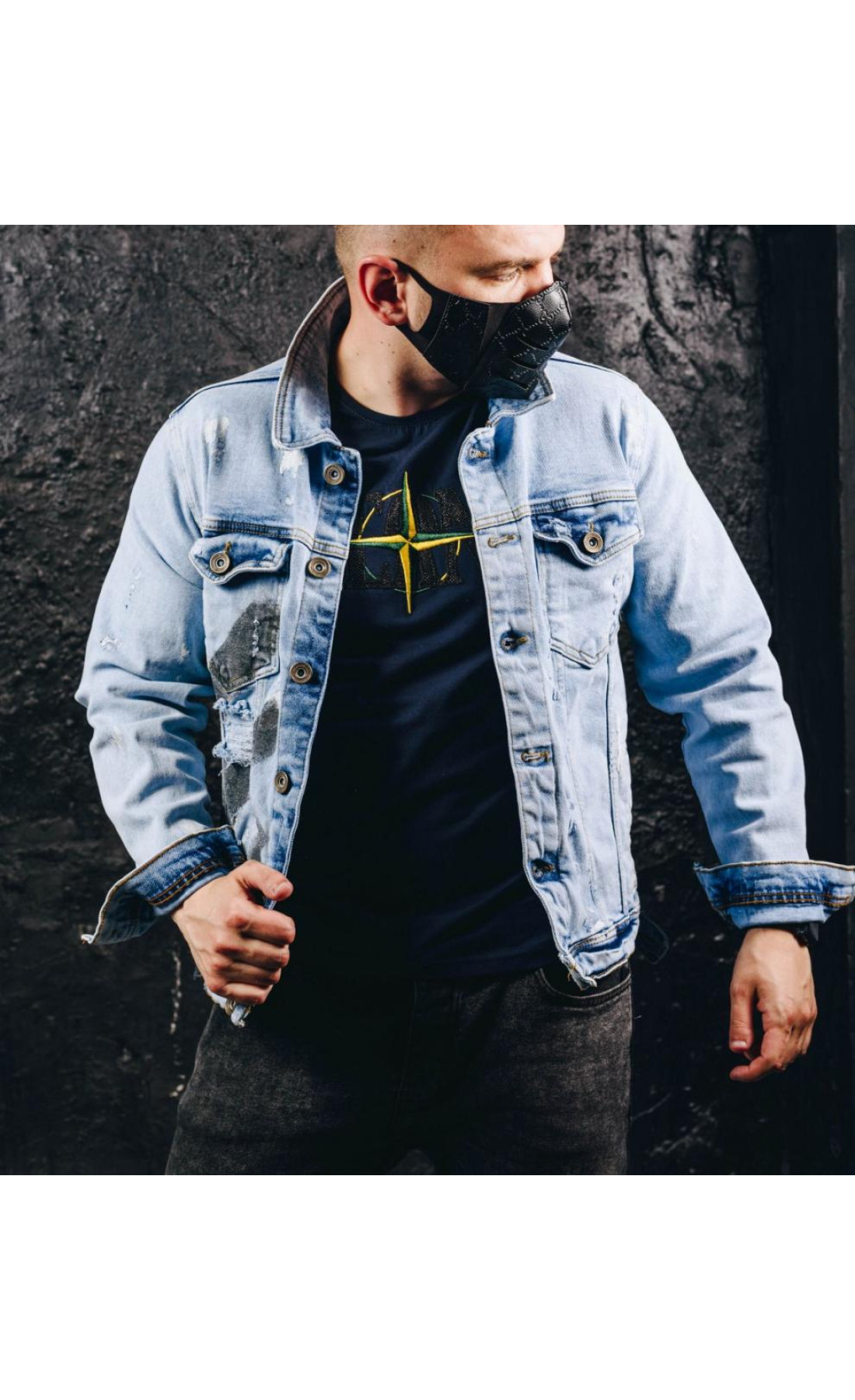 Блакитна чоловіча джинсова куртка з кишенями