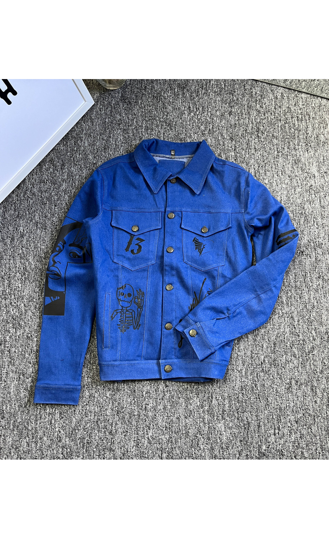 Синя чоловіча джинсова куртка з принтом