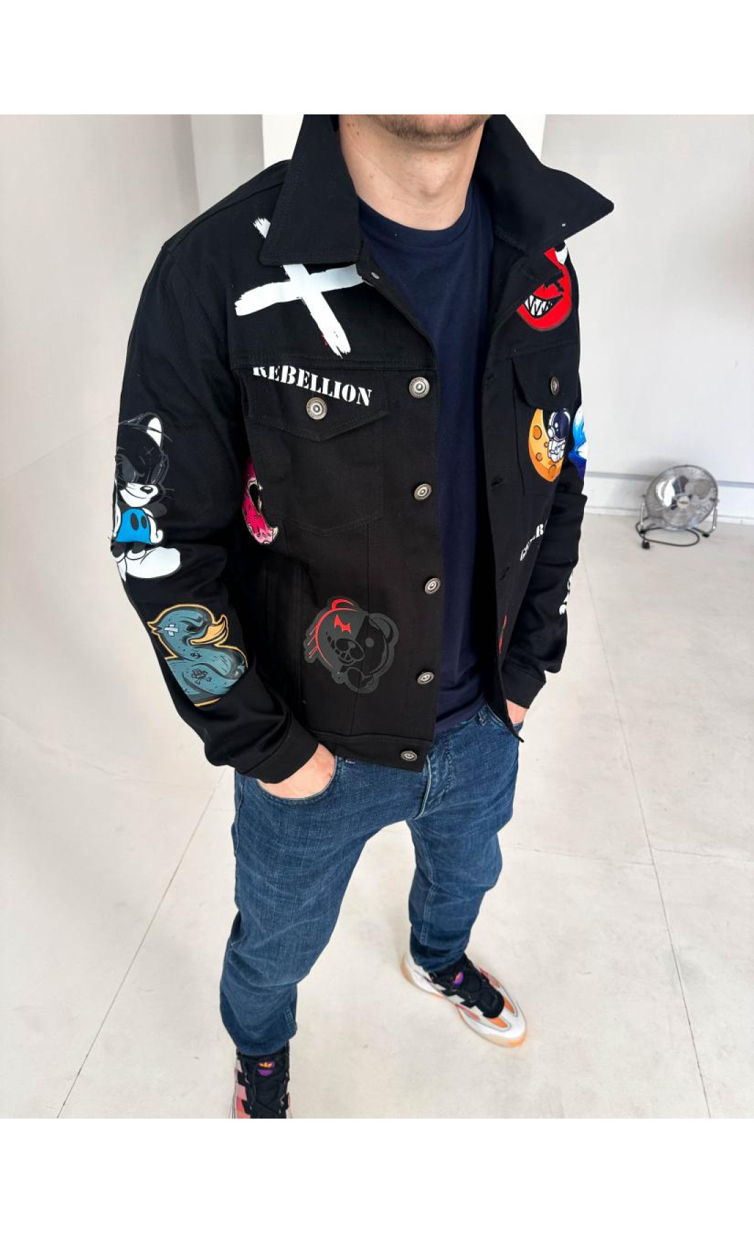 Чорна чоловіча джинсова куртка з яскравими елементами