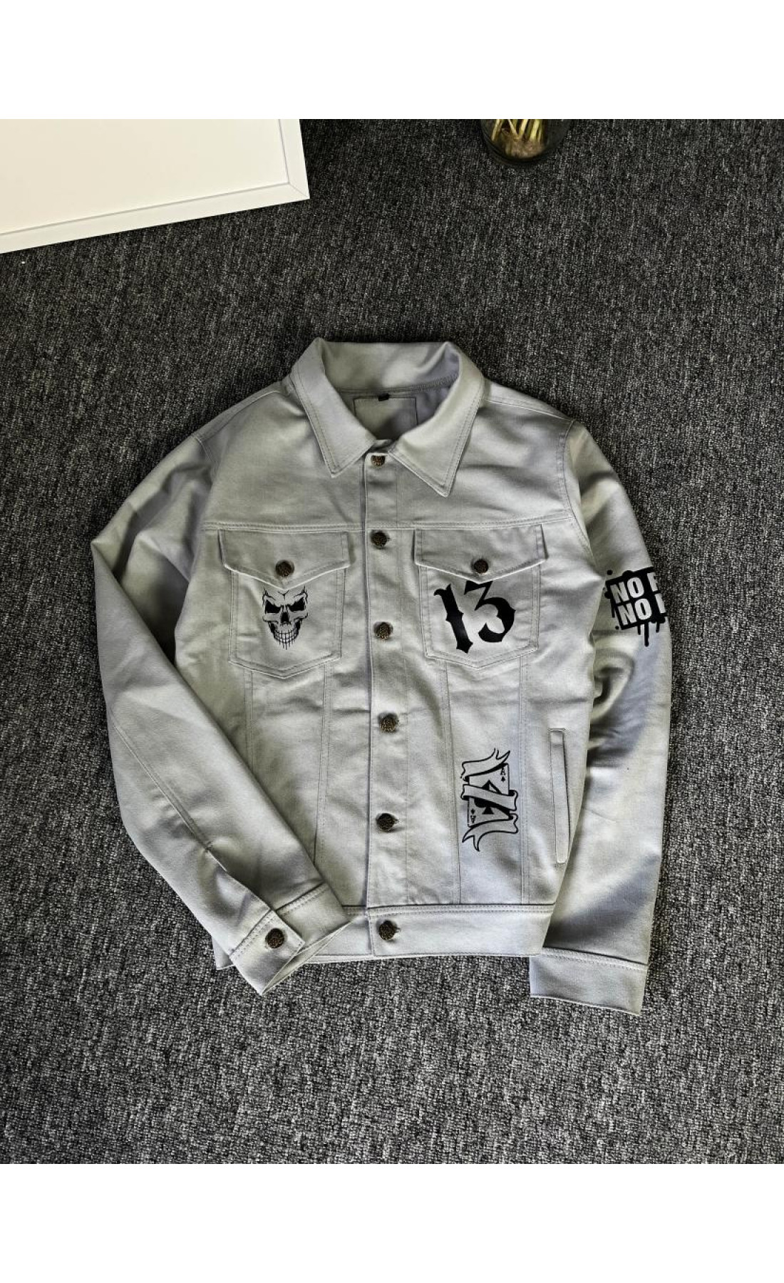 Сіра чоловіча джинсова куртка з принтом