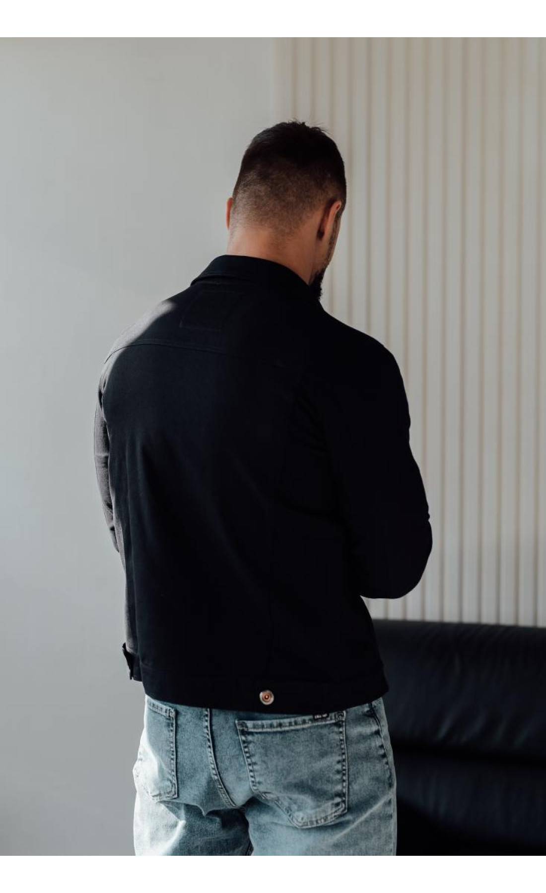 Джинсовка чорного кольору базова осінь весна